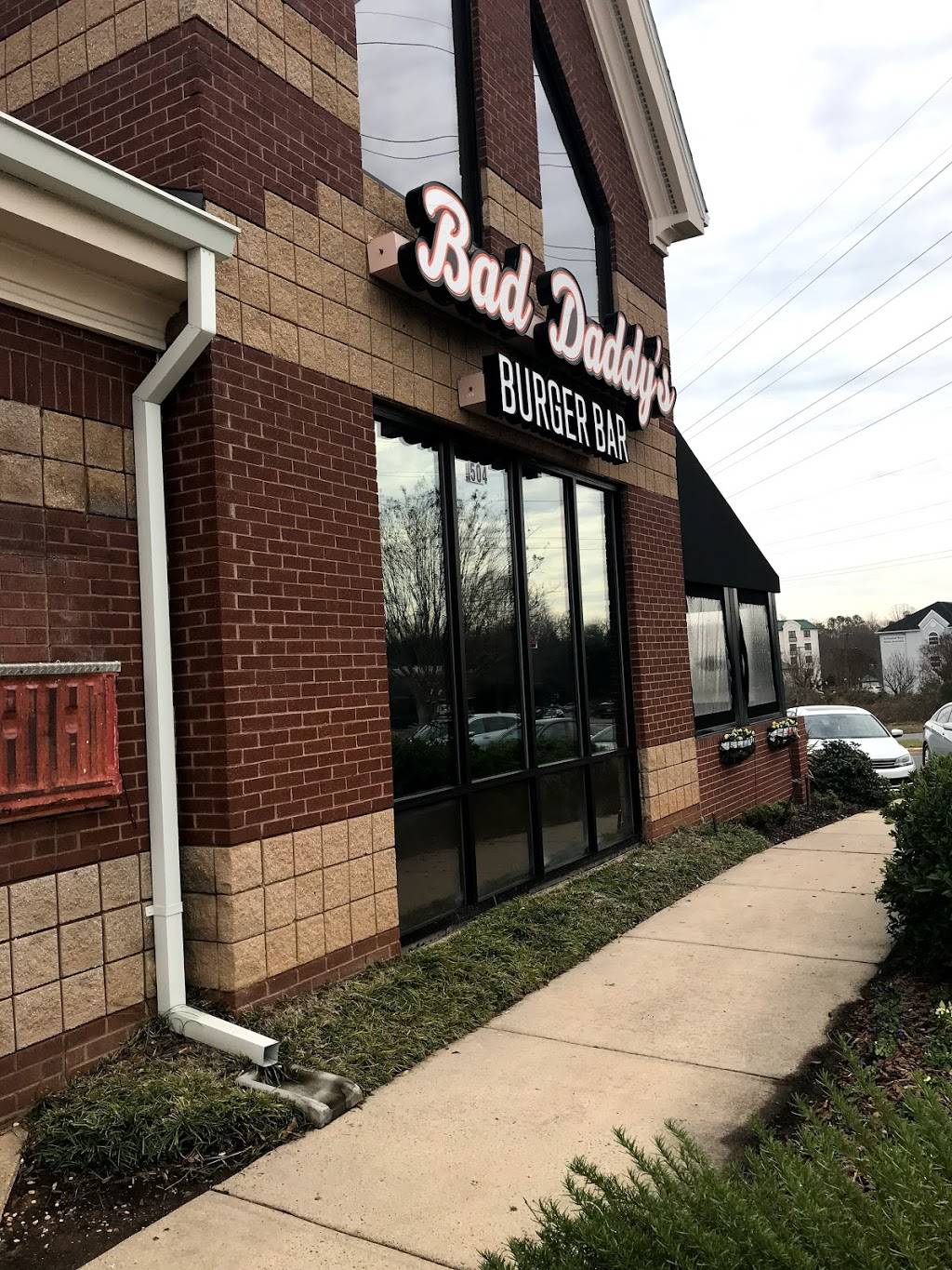 Bad Daddys Burger Bar | restaurant | 504 Hanes Mall Blvd, Winston-Salem, NC 27103, USA | 3368936456 OR +1 336-893-6456