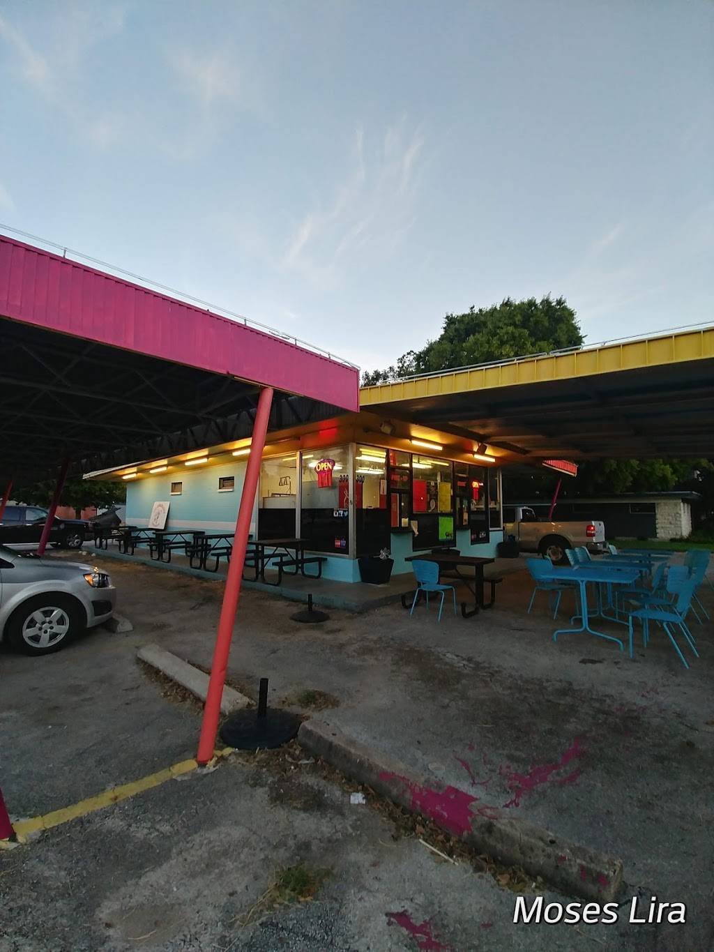 Lil Charlies | restaurant | 300 S Main St, Lockhart, TX 78644, USA | 5126683151 OR +1 512-668-3151