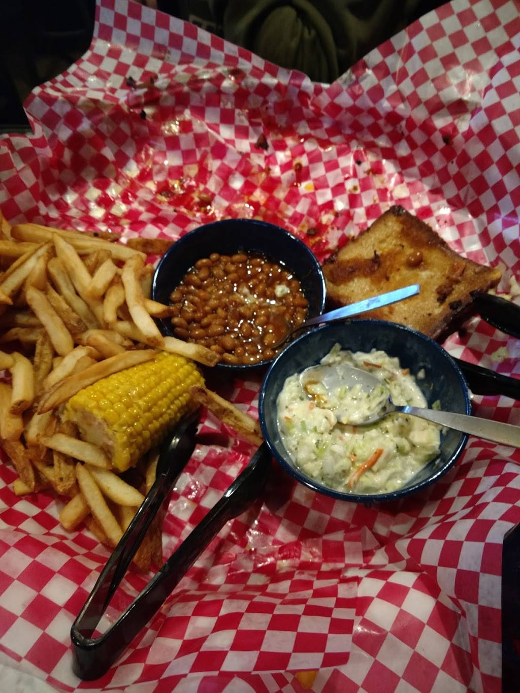 Famous Daves Bar-B-Que | restaurant | 2581 Packerland Dr, Green Bay, WI 54313, USA | 9208571267 OR +1 920-857-1267