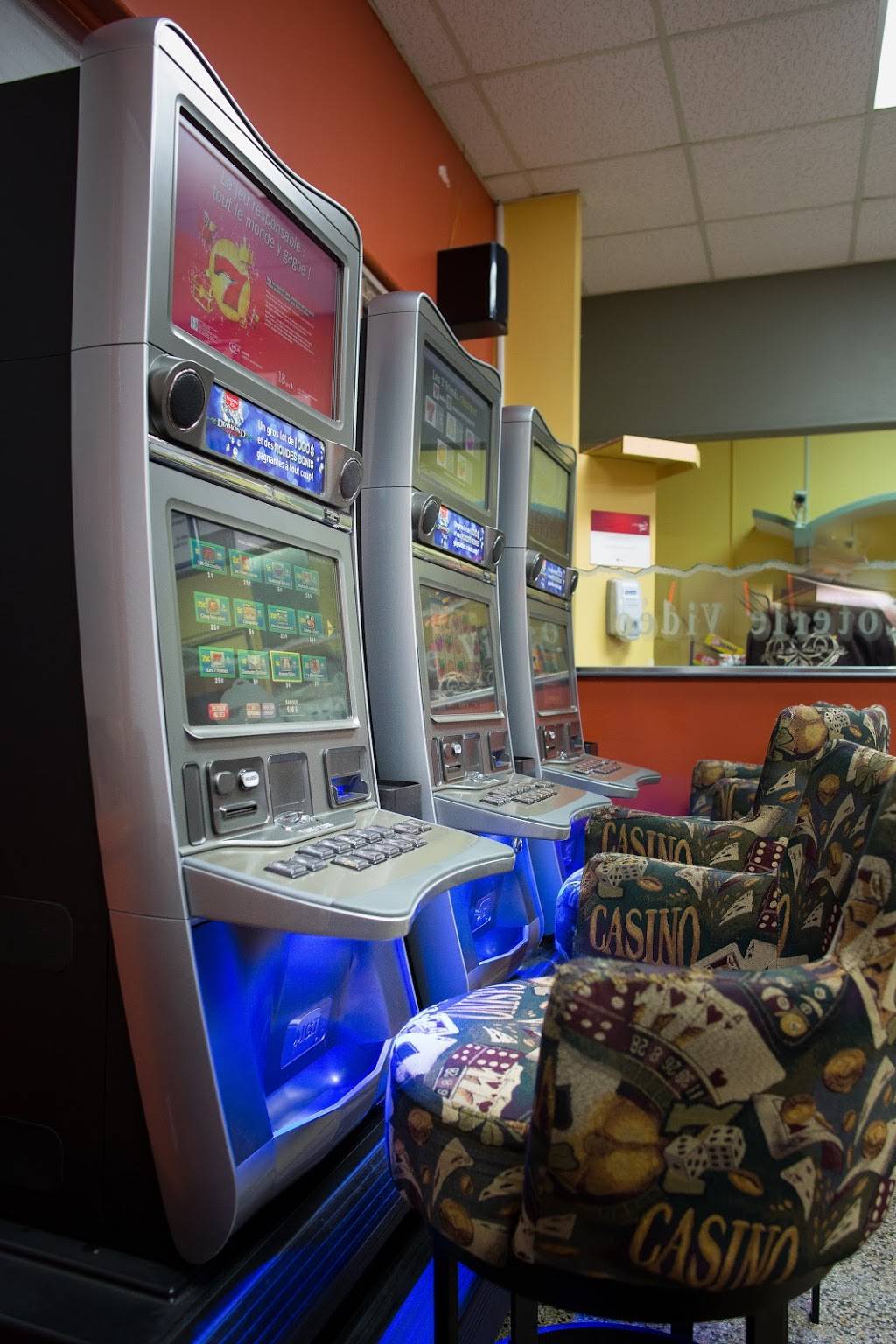 Salle De Quilles Les Saules | meal takeaway | 3110 Boulevard Masson, Québec, QC G1P 1J8, Canada | 4188713650 OR +1 418-871-3650