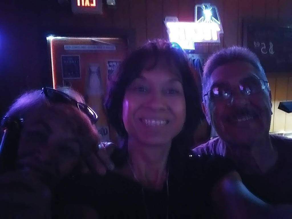 The Locals Bar & Grill | restaurant | 42876 Rd 80, Dinuba, CA 93618, USA | 5593058542 OR +1 559-305-8542