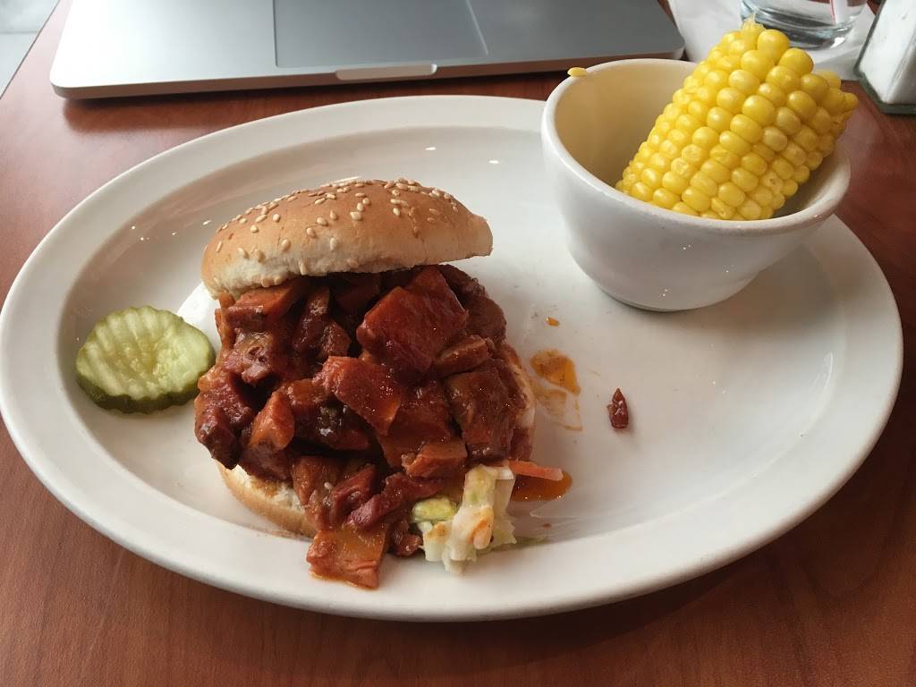 Red Rocks Bar & BBQ | restaurant | 8500 Peña Blvd, Denver, CO 80249, USA | 3033427176 OR +1 303-342-7176