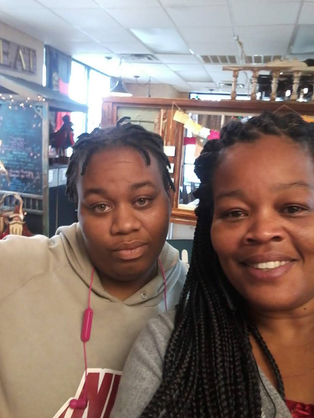 Southern Chicks Cafe & Daiquiris | restaurant | 1630 Hospital Rd, New Roads, LA 70760, USA | 2256185683 OR +1 225-618-5683