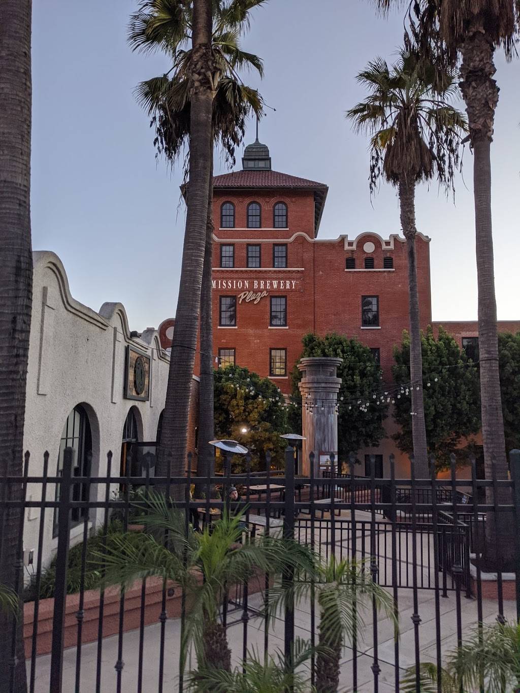 Latchkey Brewing Company | restaurant | 1795 Hancock St, San Diego, CA 92110, USA | 8582847076 OR +1 858-284-7076