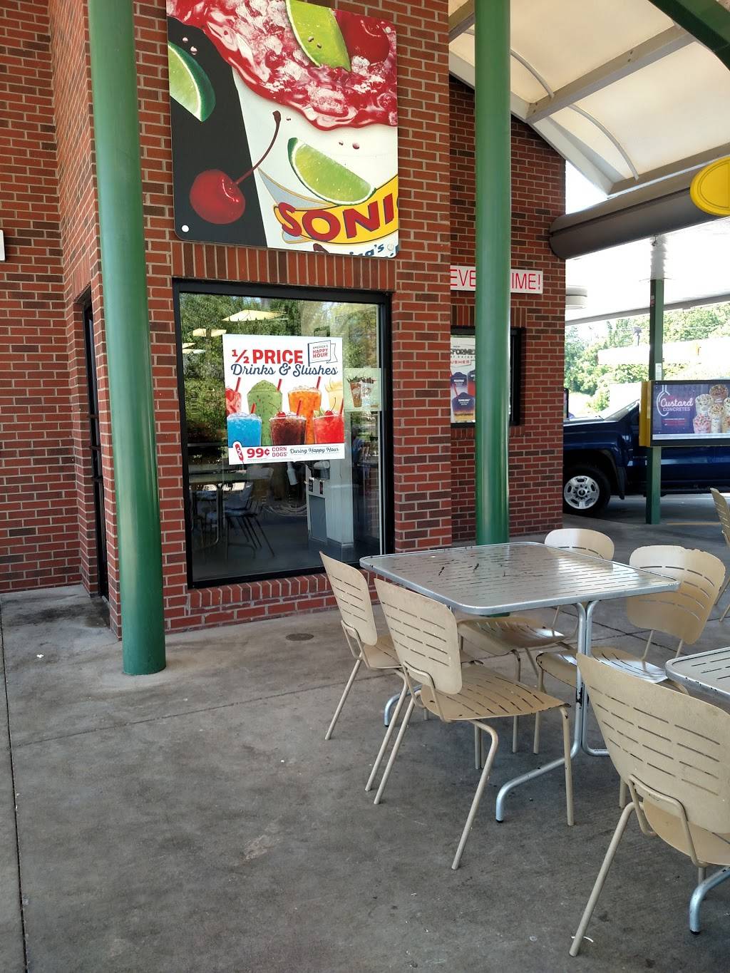 Sonic Drive-In | restaurant | 1900 Camden Ave, Parkersburg, WV 26101, USA | 3044224663 OR +1 304-422-4663
