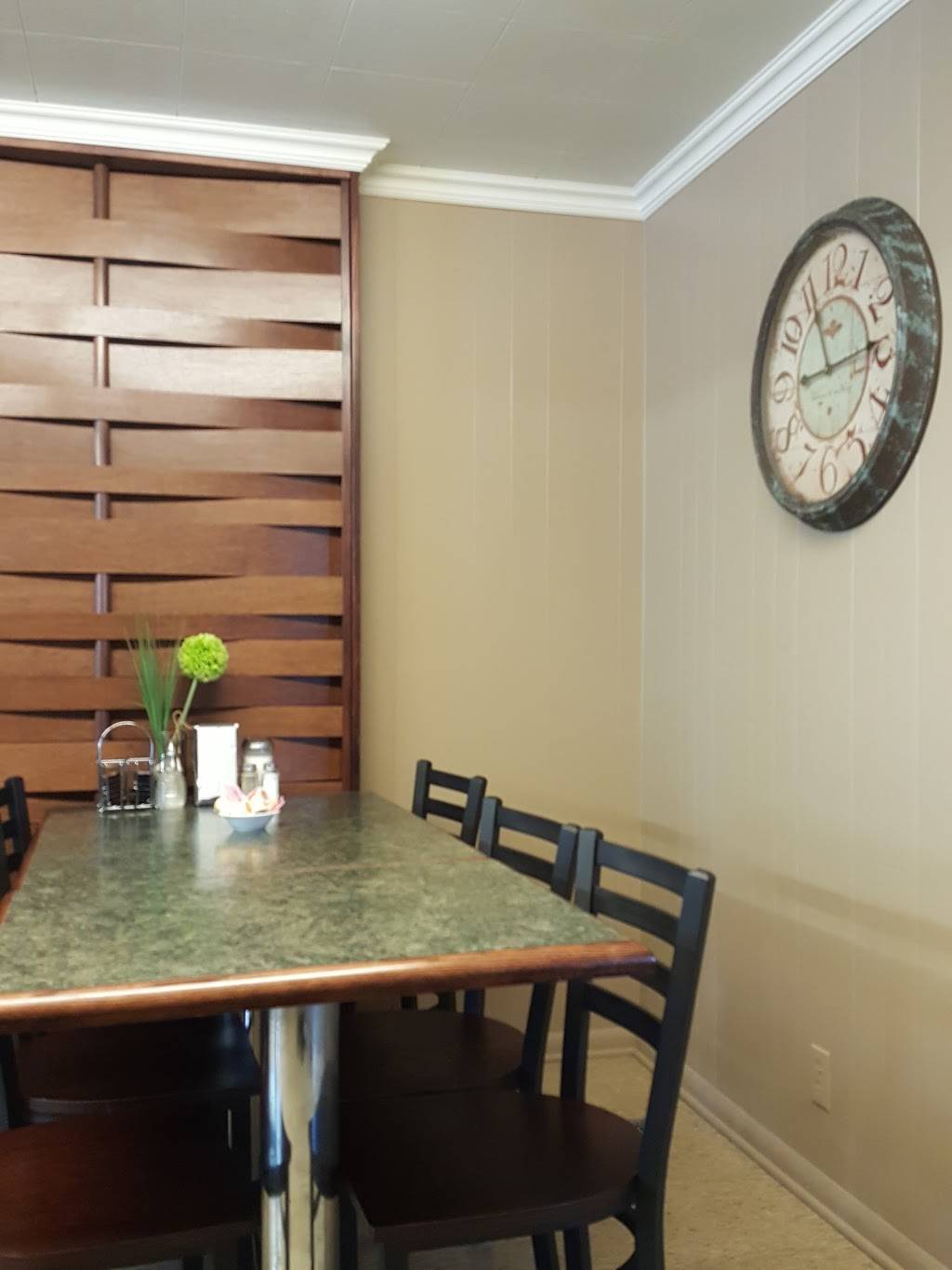 Specks Restaurant | restaurant | 266 Bathurst St, Amherstburg, ON N9V 1Y9, Canada | 5197367619 OR +1 519-736-7619