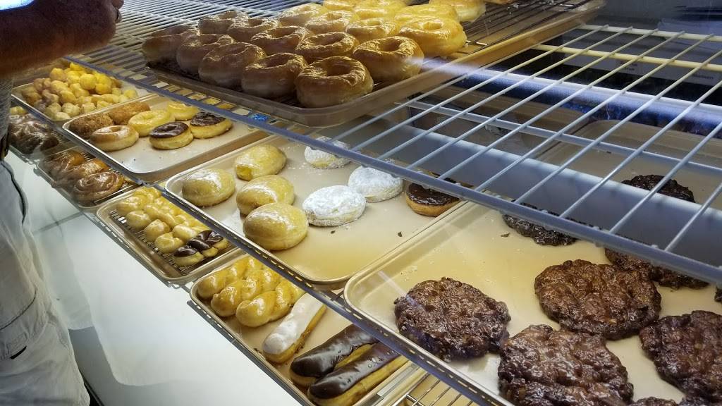 Dip-A-Dee-Donuts | bakery | 1376 W N Blvd, Leesburg, FL 34748, USA | 3524604266 OR +1 352-460-4266