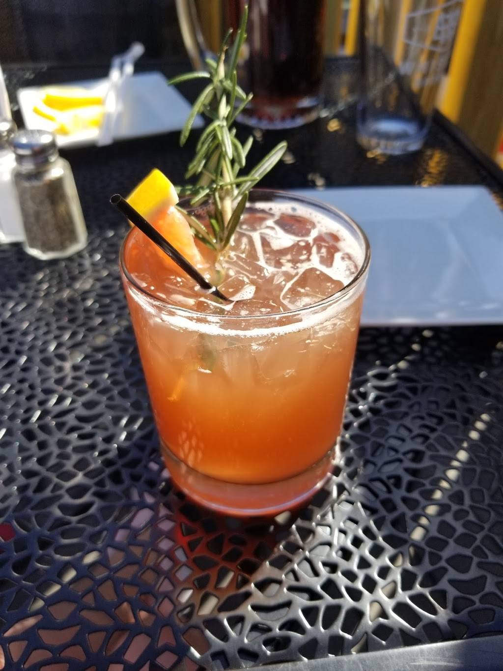 Whiskey Barrel | restaurant | 251 E Main St, Stratford, CT 06614, USA | 2033756800 OR +1 203-375-6800