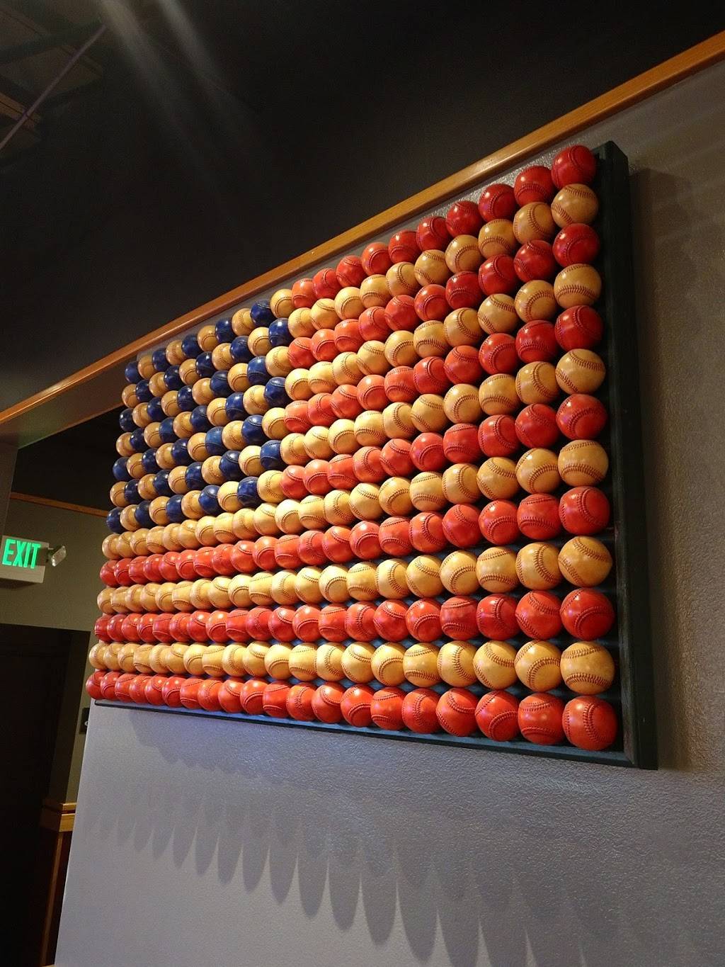 Red Robin Gourmet Burgers and Brews | restaurant | 1313 S, Foothill Dr, Salt Lake City, UT 84108, USA | 8015820632 OR +1 801-582-0632