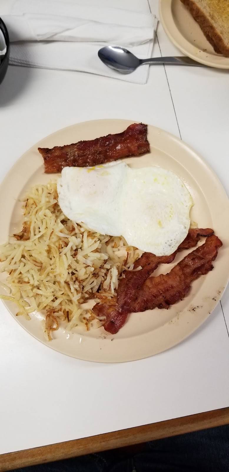 Slingers | restaurant | 4662 Gravois Rd, House Springs, MO 63051, USA | 6363753155 OR +1 636-375-3155