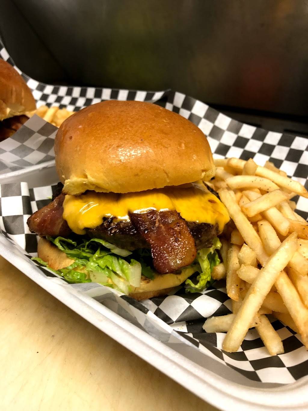 Federal Burgers & Wings | restaurant | 2831 N Federal Hwy, Boca Raton, FL 33431, USA | 5614477995 OR +1 561-447-7995