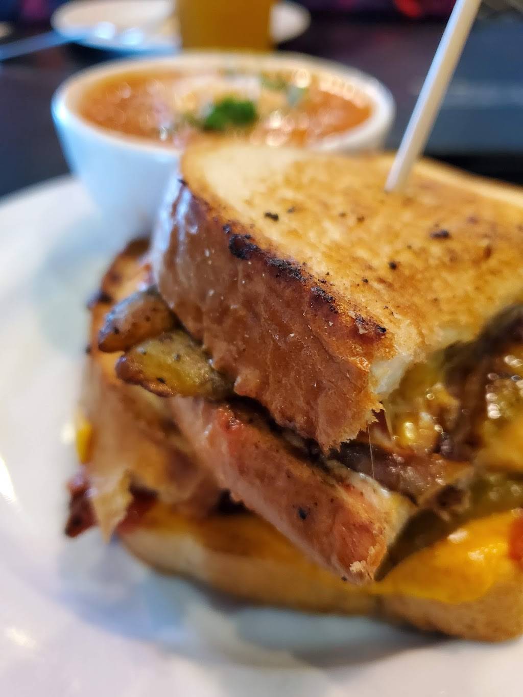 Metropolitan Bar & Grill | restaurant | 10111 Inverness Main St, Englewood, CO 80112, USA | 7202428026 OR +1 720-242-8026