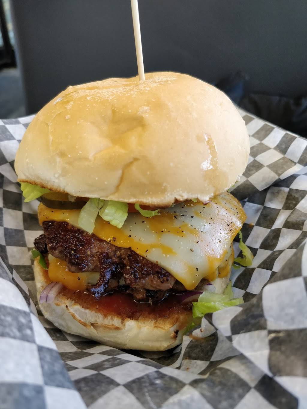 Mini Moes Burgers Fries and Funnel Cakes | restaurant | 1961 Lawrence Ave E #1, Scarborough, ON M1R 2Y8, Canada | 6473516637 OR +1 647-351-6637