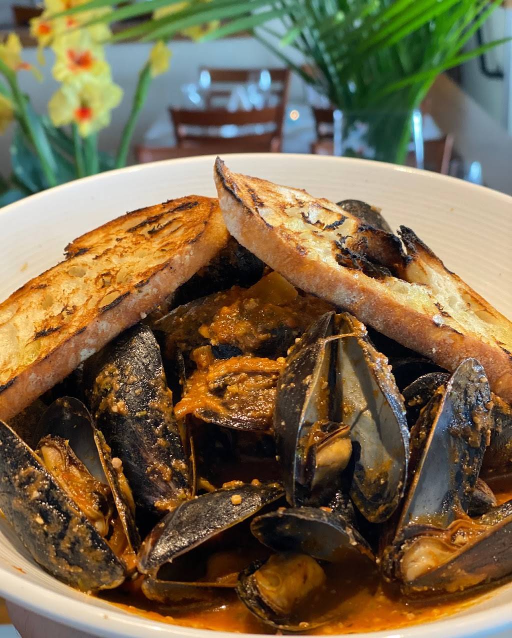 Russells on Lake Ivanhoe | restaurant | 1414 N Orange Ave, Orlando, FL 32804, USA | 4076013508 OR +1 407-601-3508