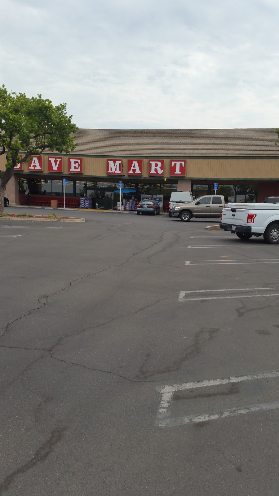 Save Mart | meal delivery | 260 CA-65, Lindsay, CA 93247, USA | 5595621354 OR +1 559-562-1354
