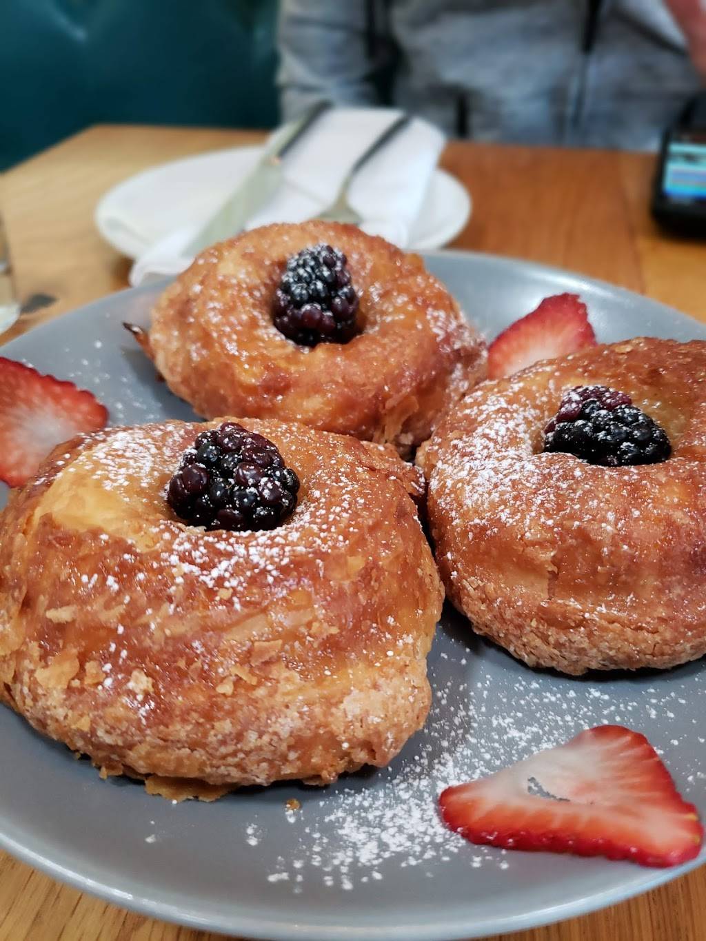 Roe Seafood | restaurant | 5374 E 2nd St, Long Beach, CA 90803, USA | 5625467110 OR +1 562-546-7110