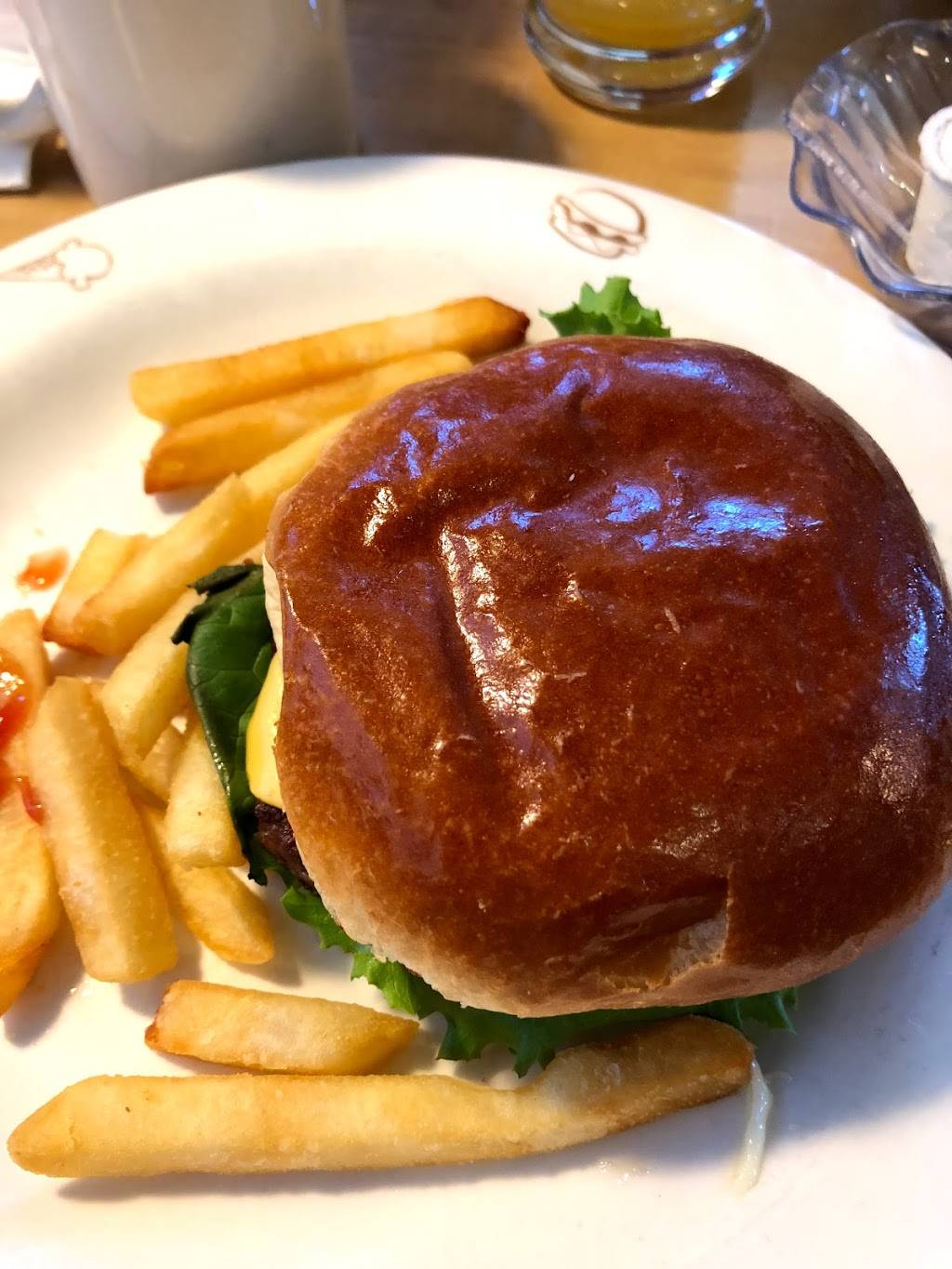 Friendlys | restaurant | 80 Lantana Dr, Hockessin, DE 19707, USA | 3022393100 OR +1 302-239-3100