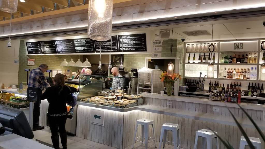 Summer House Santa Monica | restaurant | 10000 Ohare Way, Chicago, IL 60666, USA | 7736862200 OR +1 773-686-2200