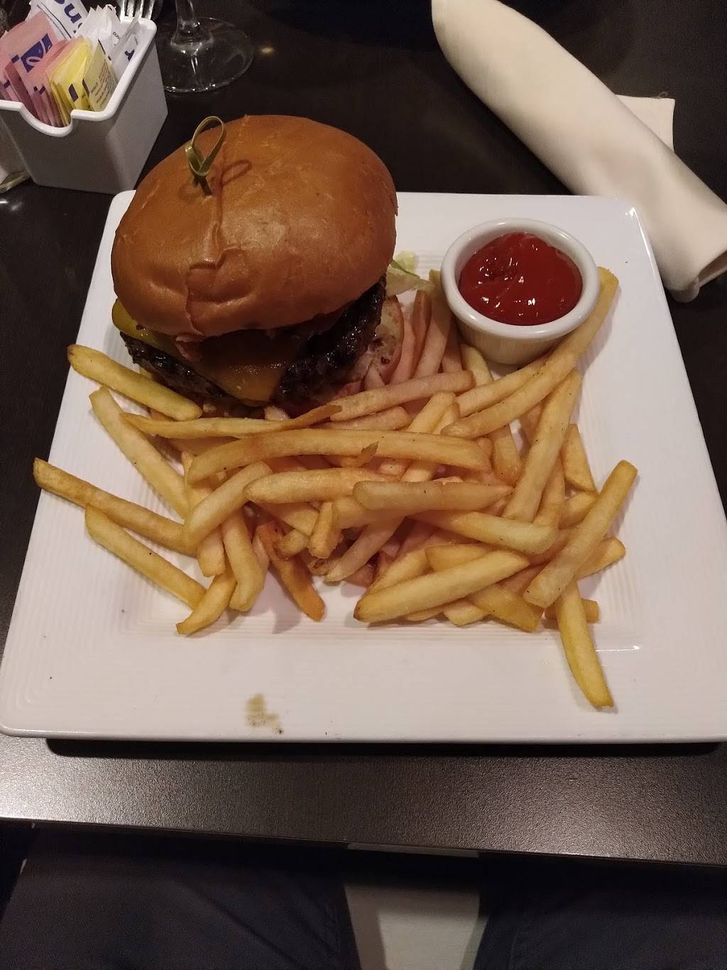 Great American Bar & Grill | restaurant | 2300 Featherstone Rd, Auburn Hills, MI 48326, USA | 2483342222 OR +1 248-334-2222