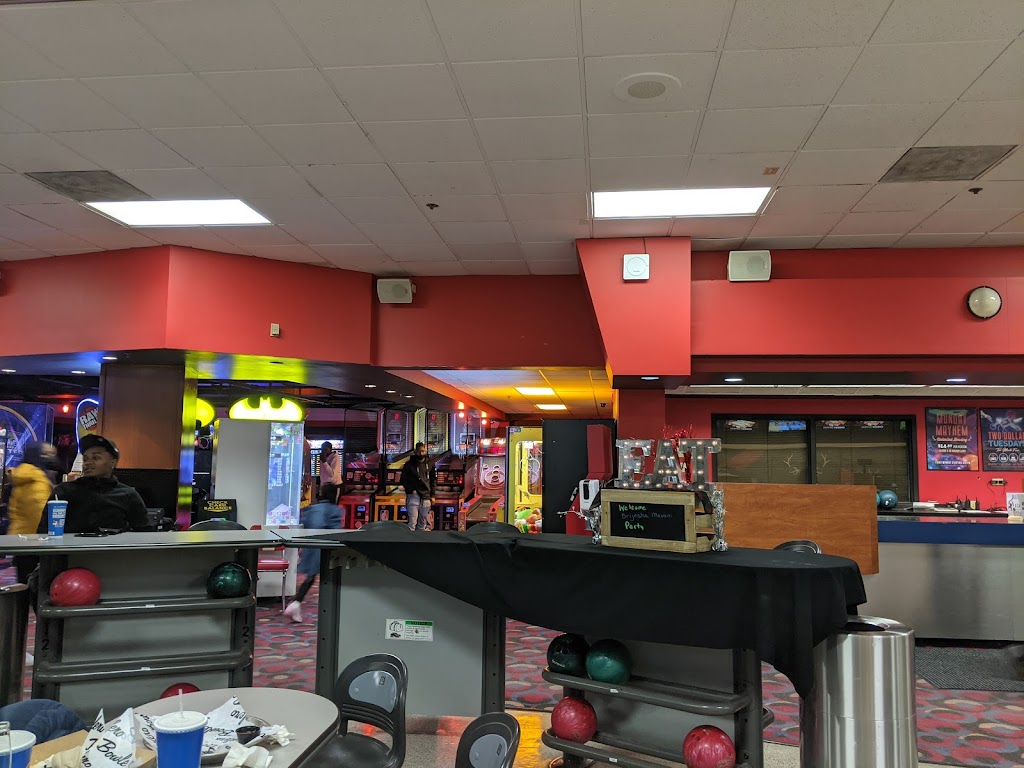 Bowlero Roselle | restaurant | 1100 W Lake St, Roselle, IL 60172, USA | 6303512100 OR +1 630-351-2100