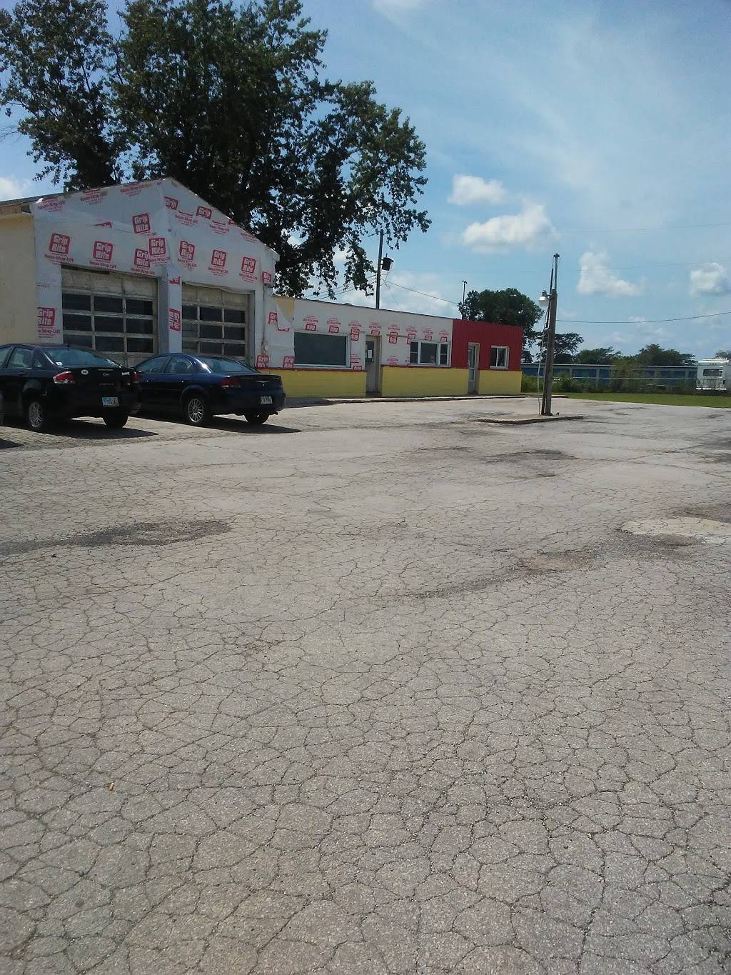 Henrys Restaurant | restaurant | 6275 US-40, West Jefferson, OH 43162, USA | 6148799321 OR +1 614-879-9321