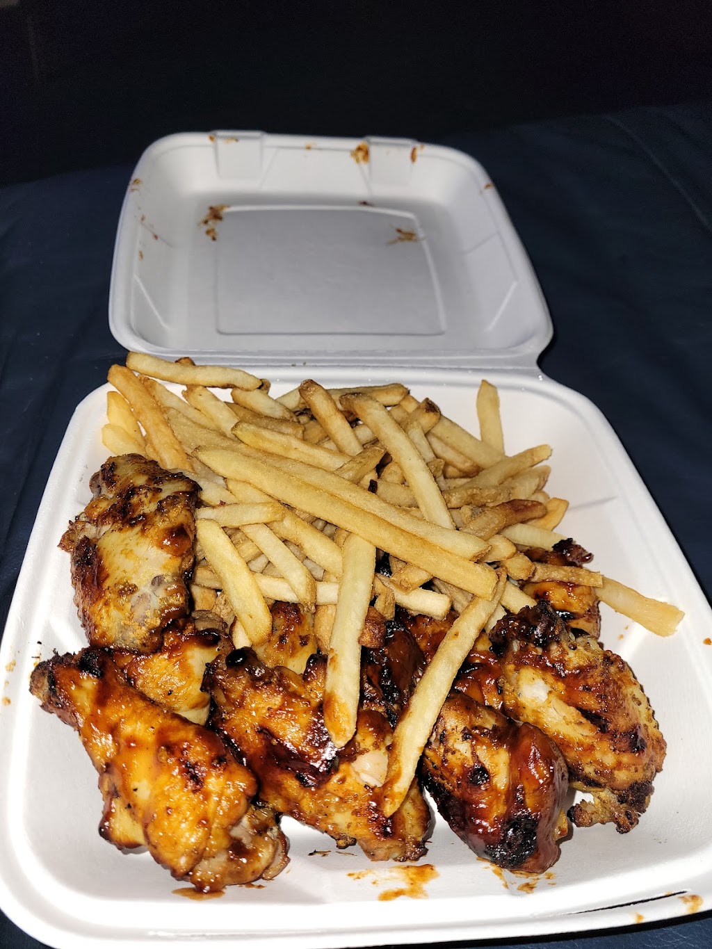 Chicken Feastin | restaurant | 561 Gates Ave, Brooklyn, NY 11221, USA | 7186769992 OR +1 718-676-9992