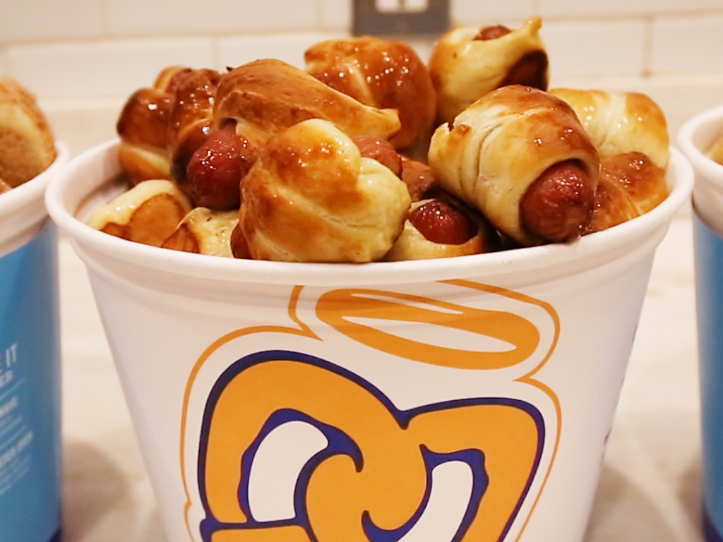 Auntie Annes | restaurant | 8500 Peña Blvd, Denver, CO 80249, USA | 7203252997 OR +1 720-325-2997
