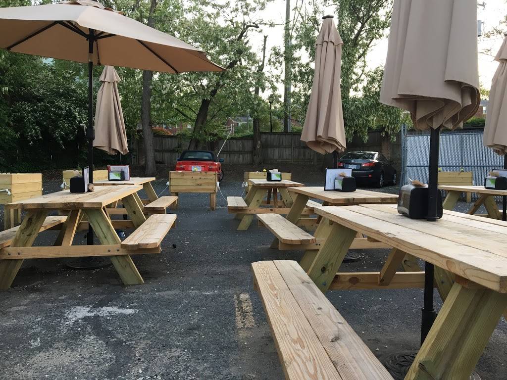 Hops N Shine | restaurant | 3410 Mt Vernon Ave, Alexandria, VA 22305, USA | 7035661509 OR +1 703-566-1509