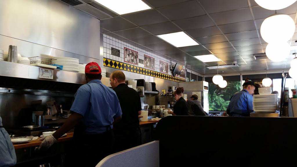 Waffle House | meal takeaway | 643 S TN-92, Dandridge, TN 37725, USA | 8653978219 OR +1 865-397-8219