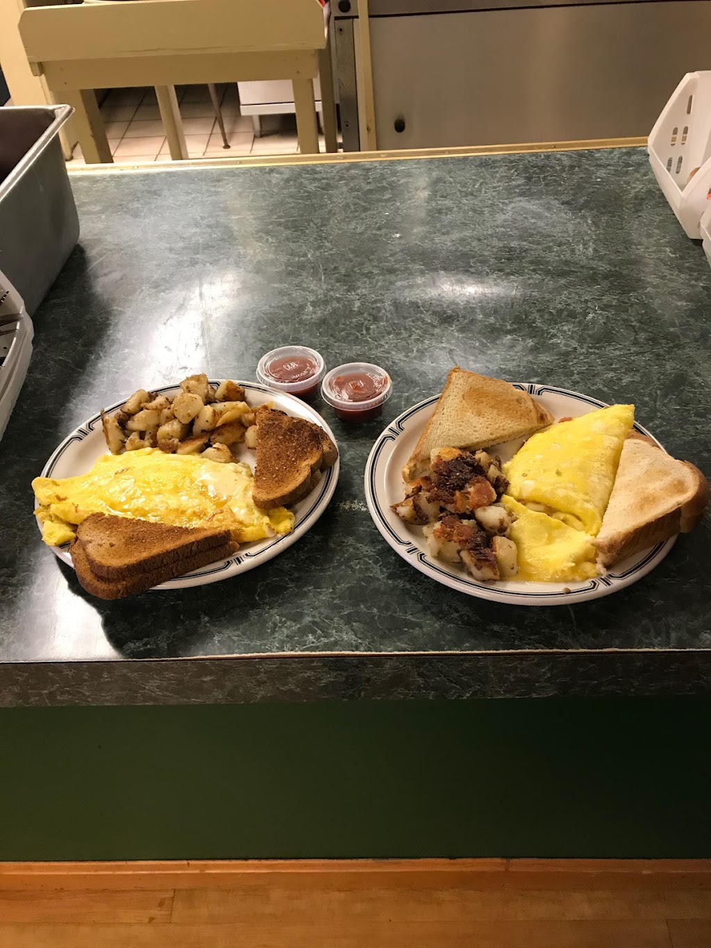 Broken putter grille room | restaurant | 378 Hartland Ave, Pittsfield, ME 04967, USA | 2074875545 OR +1 207-487-5545