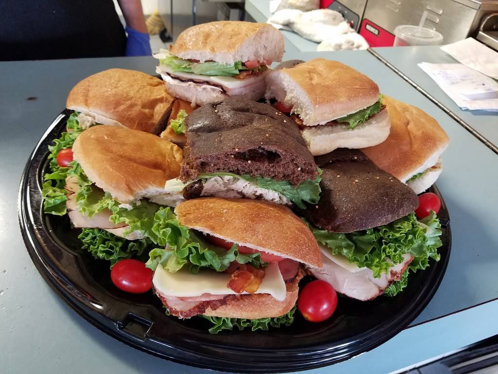 Charlys Airport Restaurant | restaurant | 100 Marclay Dr, Williamsburg, VA 23185, USA | 7572580034 OR +1 757-258-0034