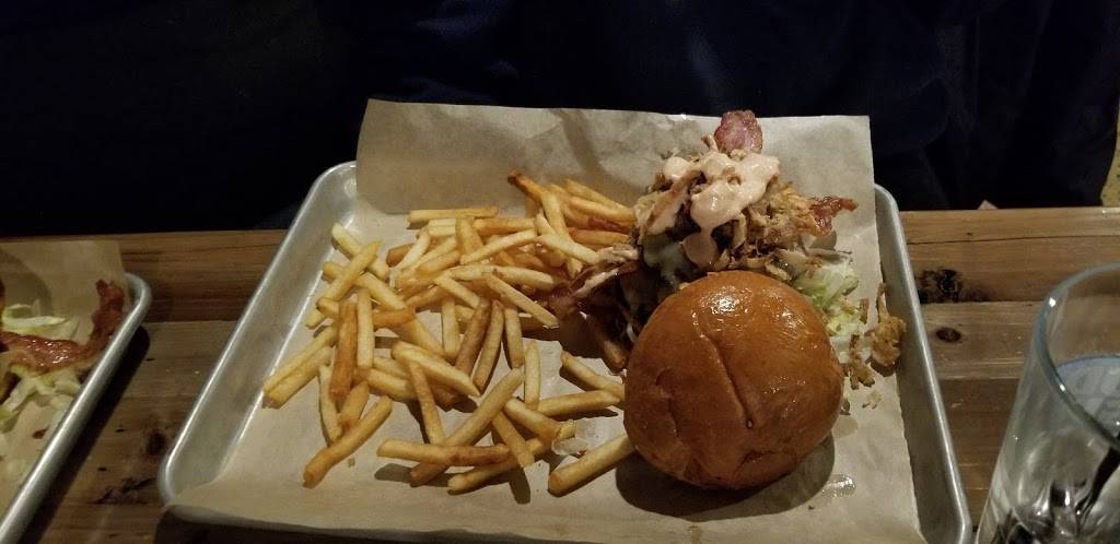 Craft Burgers & Beer | restaurant | 342 East Ave, Pawtucket, RI 02860, USA | 4017235600 OR +1 401-723-5600