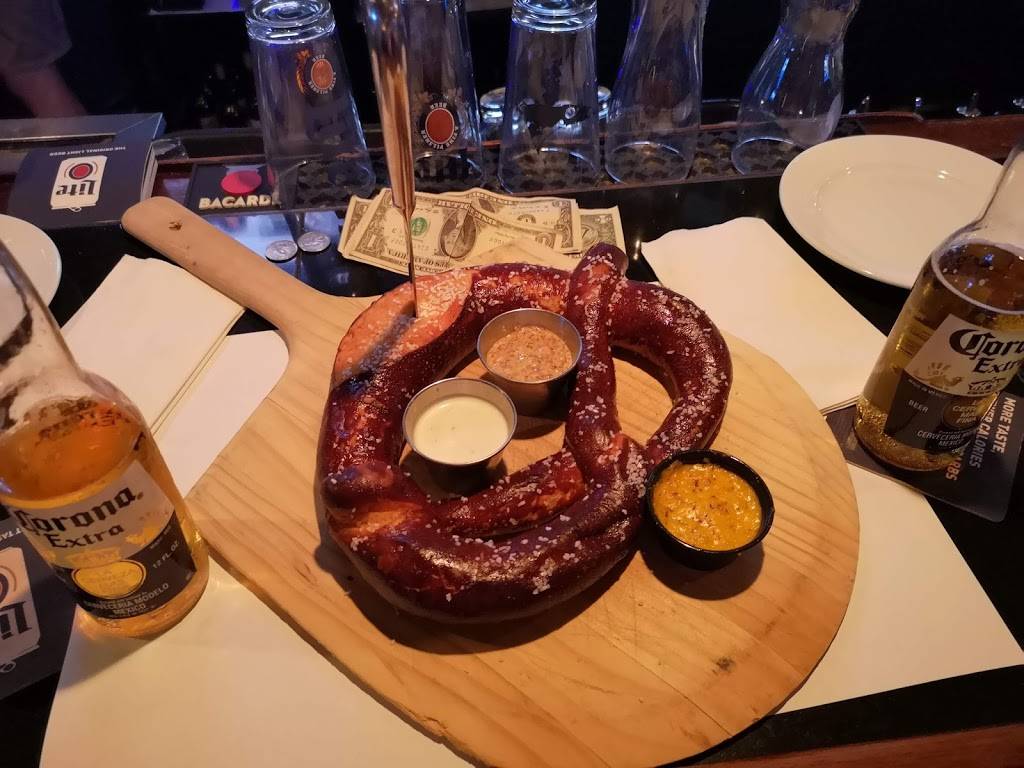 Runyons | restaurant | 3928 Merrick Rd, Seaford, NY 11783, USA | 5162212112 OR +1 516-221-2112