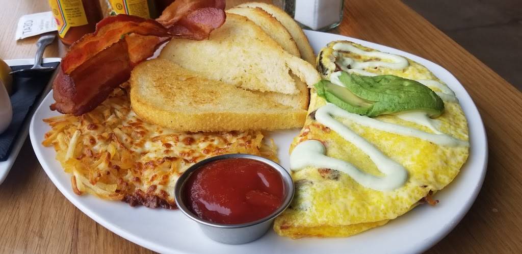 Toms Urban | restaurant | Main Terminal, 8300, Peña Blvd, Denver, CO 80249, USA | 3033426930 OR +1 303-342-6930