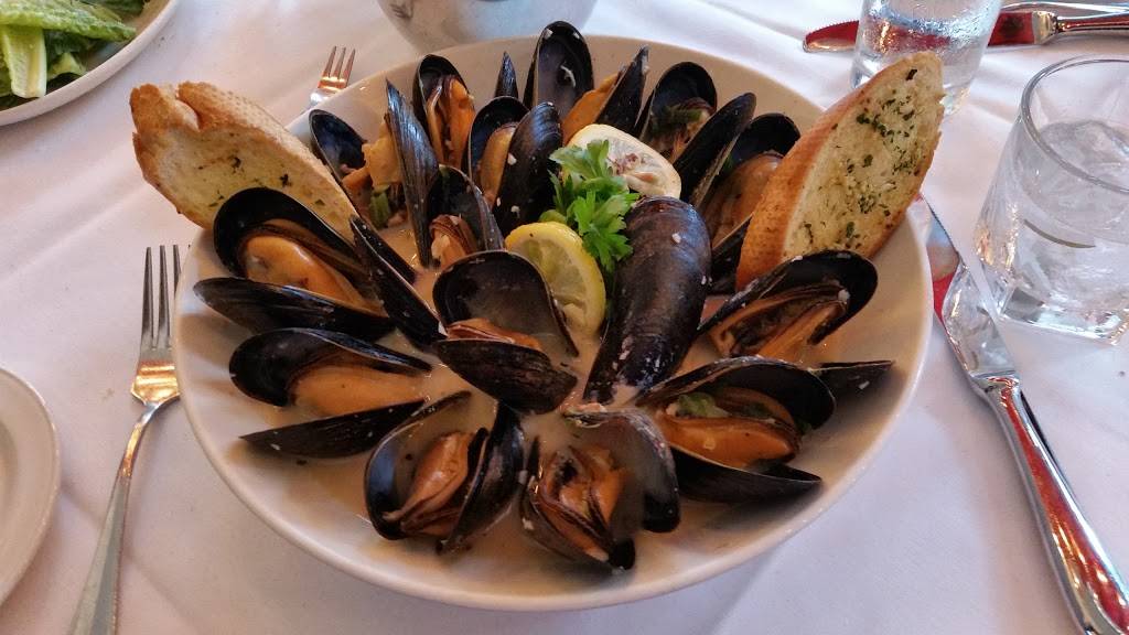 Carmines | restaurant | 1043 N Rush St, Chicago, IL 60611, USA | 3129887676 OR +1 312-988-7676