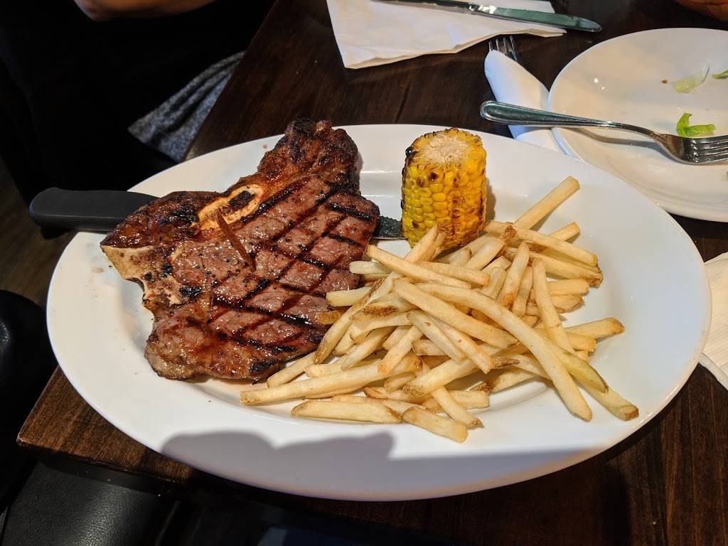 Chucks Roadhouse Bar & Grill | restaurant | Westdale Mall, 1151 Dundas St W, Mississauga, ON L5C 1C9, Canada | 9052773437 OR +1 905-277-3437