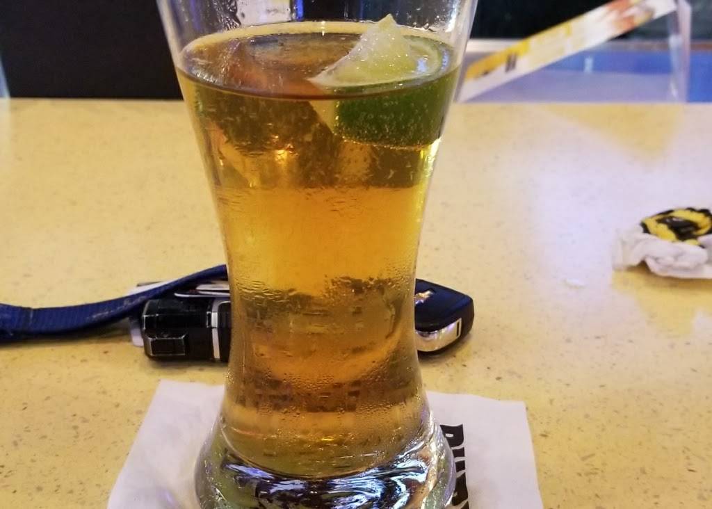 Buffalo Wild Wings | meal takeaway | 12110 S Strang Line Rd, Olathe, KS 66062, USA | 9133930638 OR +1 913-393-0638