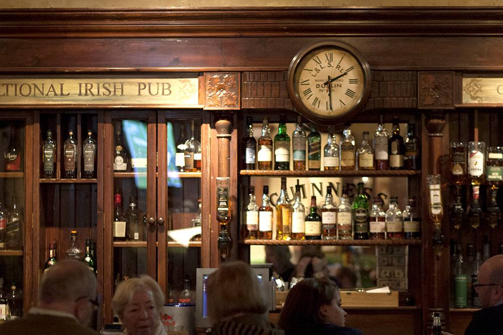 The Curragh Irish Pub | restaurant | 6705 N Northwest Hwy, Chicago, IL 60631, USA | 7737746170 OR +1 773-774-6170