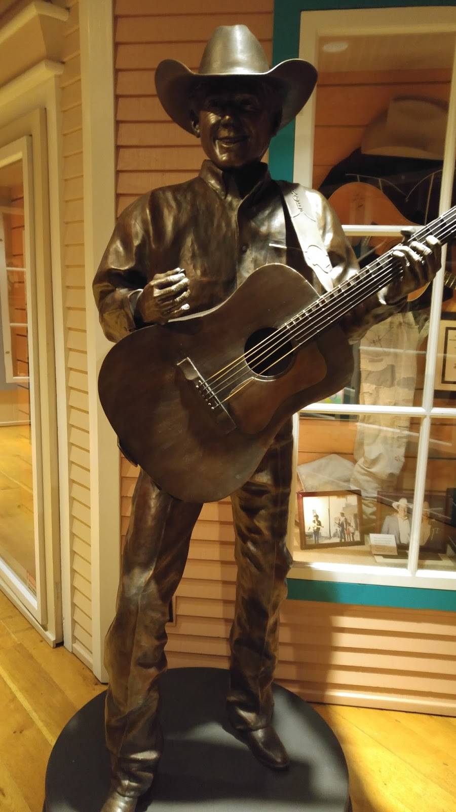 Buck Owens Crystal Palace | restaurant | 2800 Buck Owens Blvd, Bakersfield, CA 93308, USA | 6613287560 OR +1 661-328-7560