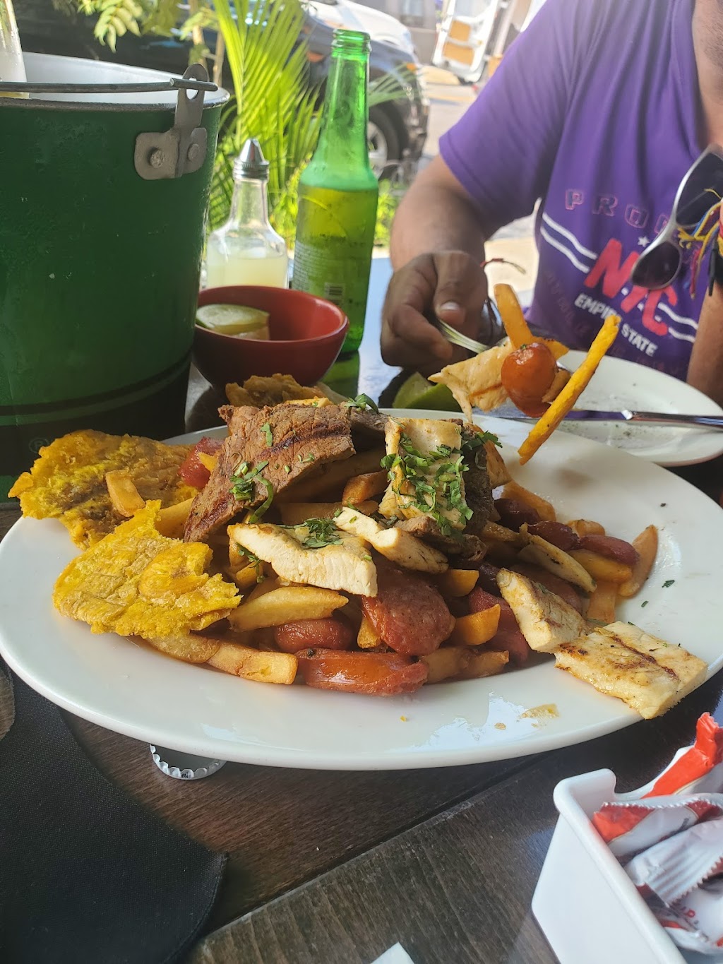 El Guayaquileno | restaurant | 94-54 Corona Ave., Queens, NY 11373, USA | 7187604982 OR +1 718-760-4982