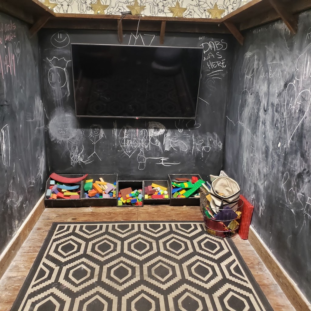 Five Marys Burgerhouse | restaurant | 11825 Main St, Fort Jones, CA 96032, USA | 5304684555 OR +1 530-468-4555