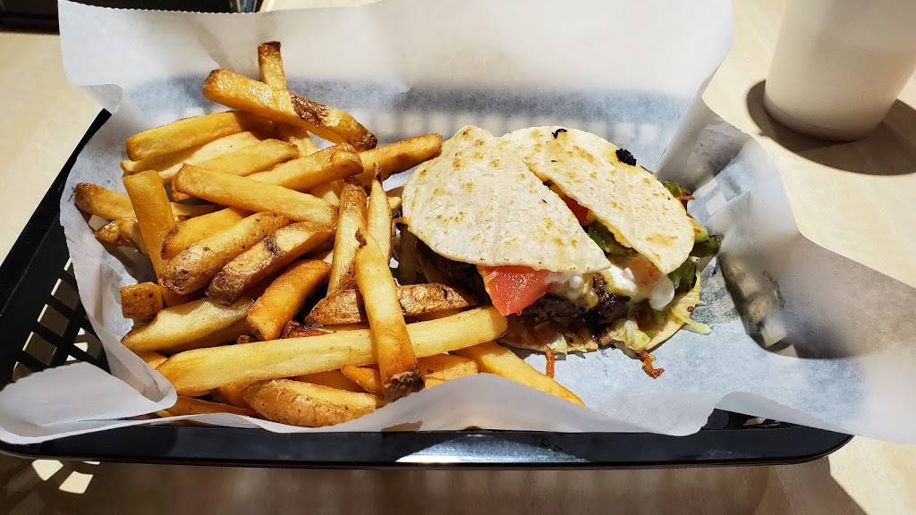 So-Cal Burgers, Wraps & Frozen Yogurt | restaurant | 6773 Middlebelt Rd, Garden City, MI 48135, USA | 7343382691 OR +1 734-338-2691