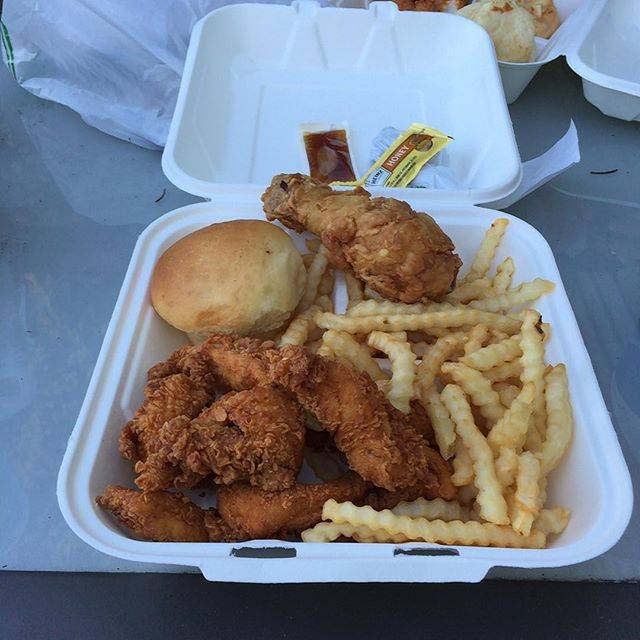 Ezells Famous Chicken | restaurant | 501 23rd AVE (23rd &, E Jefferson St, Seattle, WA 98122, USA | 2063244141 OR +1 206-324-4141