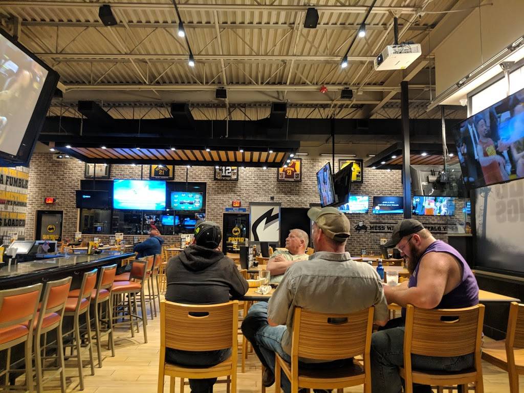 Buffalo Wild Wings | restaurant | 100 S Shaffer Park Dr, Tiffin, OH 44883, USA | 4199379464 OR +1 419-937-9464