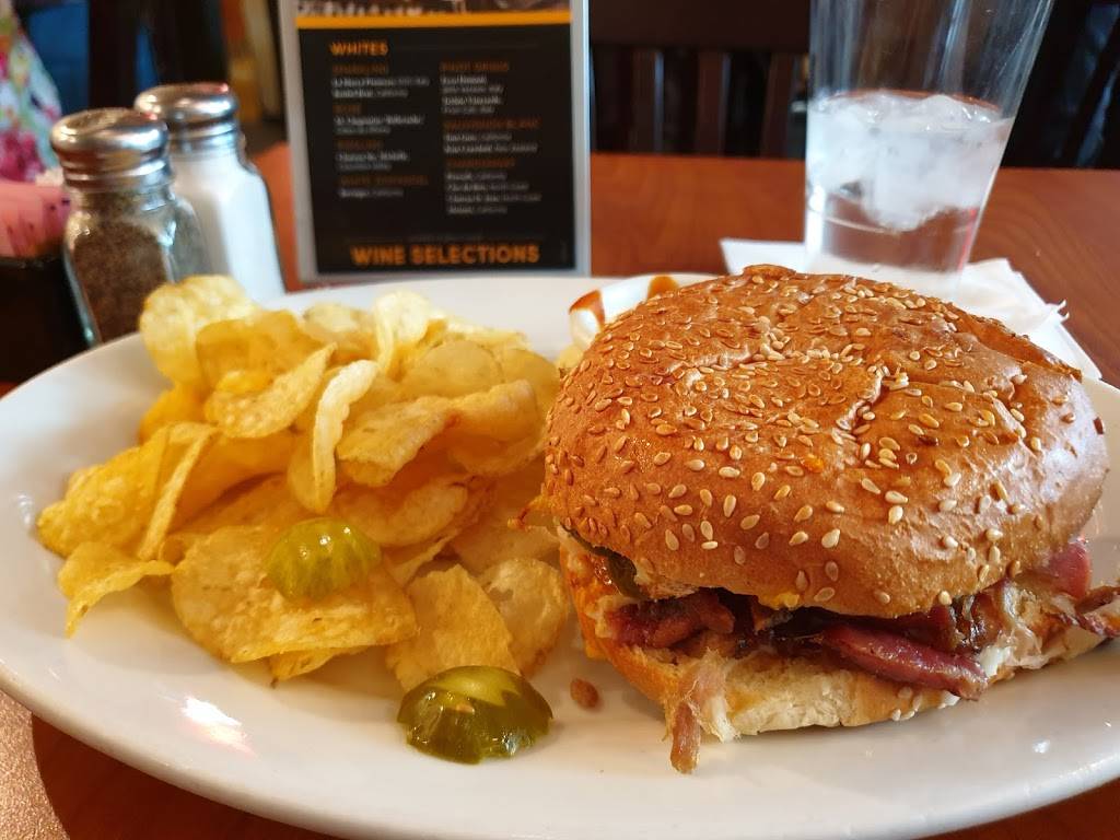 Red Rocks Bar & BBQ | restaurant | 8500 Peña Blvd, Denver, CO 80249, USA | 3033427176 OR +1 303-342-7176