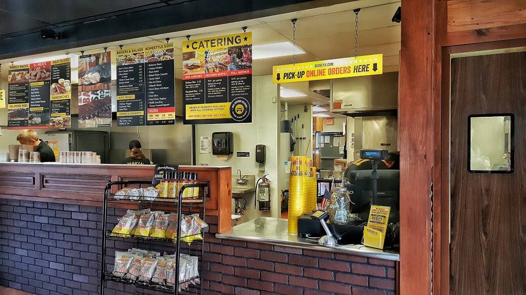 Dickeys Barbecue Pit | restaurant | 2119 Tyrone Blvd N, St. Petersburg, FL 33710, USA | 7273886692 OR +1 727-388-6692