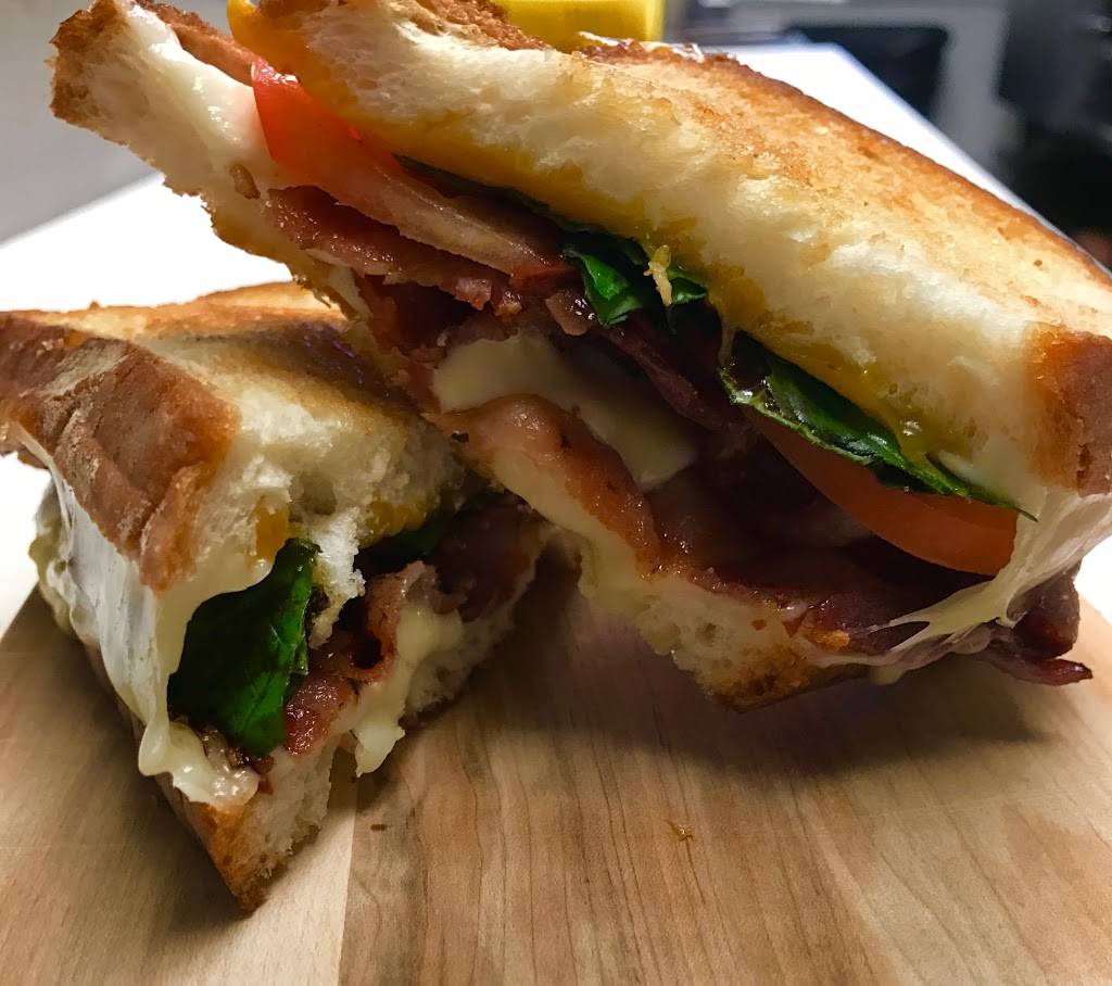 Luis Pizza | restaurant | W3410 S Lake Shore Dr, Lake Geneva, WI 53147, USA | 2622486810 OR +1 262-248-6810