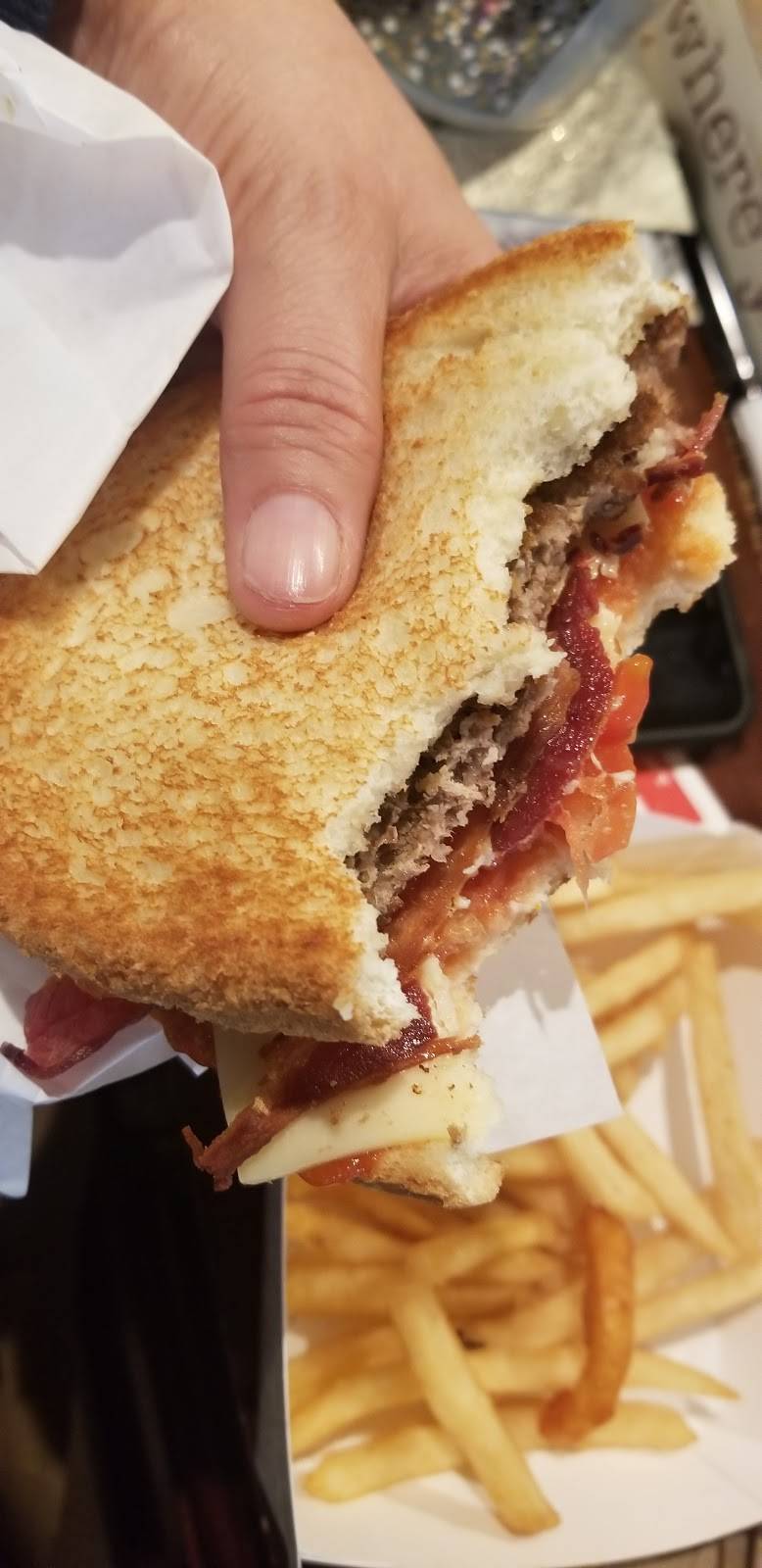 Jack in the Box | restaurant | 17020 S Highland Ave, Fontana, CA 92336, USA | 9095744816 OR +1 909-574-4816