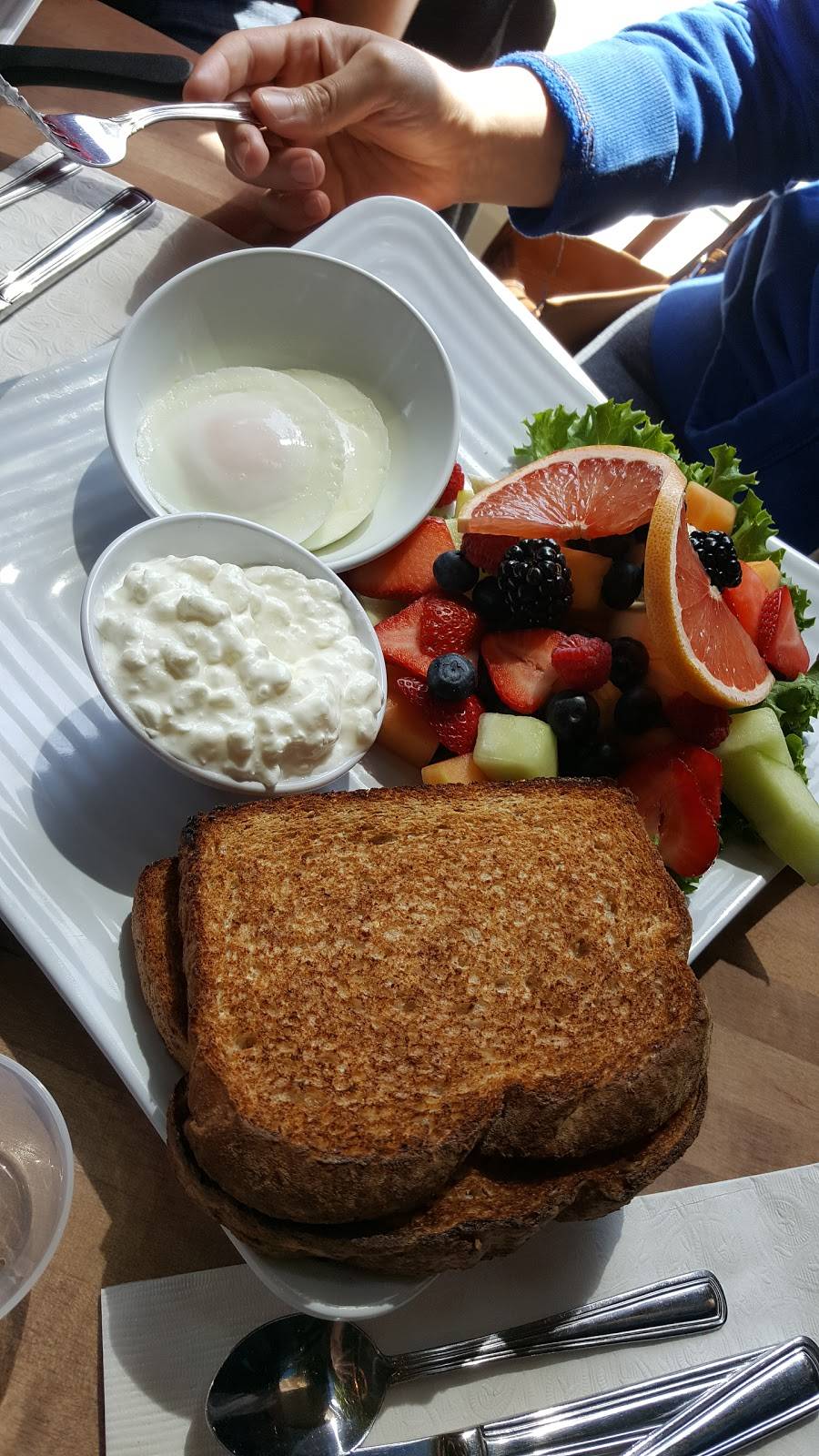 Dejeuner Cosmopolitain | restaurant | 7600 Boulevard Viau, Saint-Léonard, QC H1S 2P3, Canada | 5145965656 OR +1 514-596-5656