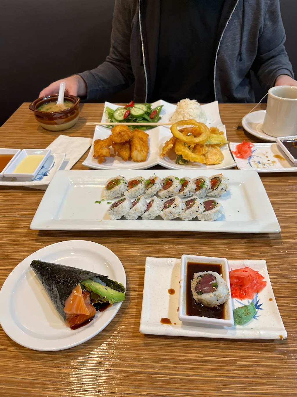 Sushi Maki | restaurant | 5164 N College Ave, Indianapolis, IN 46205, USA | 3174264354 OR +1 317-426-4354